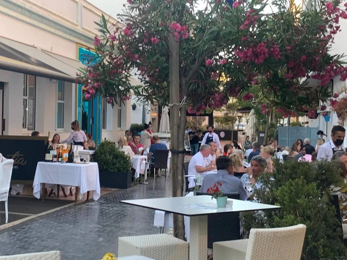 Casa Casu New Stunning 3 Bed Raised Ground Floor Apartment & Huge Balcony With Sea Pool & Mountain View Indoor & Outdoor Swimming Pools & Gym Walking Distance To Beach Port Estepona Traveller Award 2023