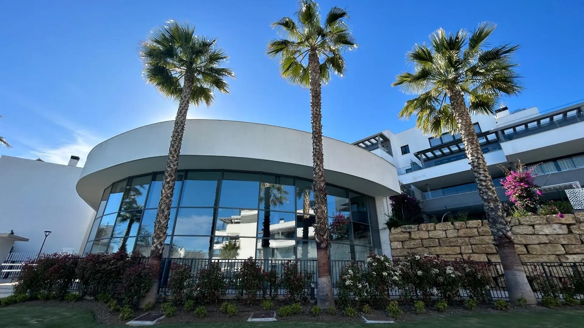 Casa Casu New Stunning 3 Bed Raised Ground Floor Apartment & Huge Balcony With Sea Pool & Mountain View Indoor & Outdoor Swimming Pools & Gym Walking Distance To Beach Port Estepona Traveller Award 2023 스페인